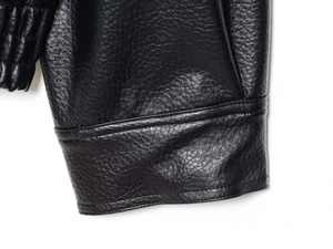 Détail de la manche en similicuir noir avec double couture et poignets coupe-vent