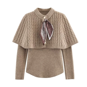 Dettaglio set in maglia con mantella a trecce, base a costine e sciarpa di seta paisley