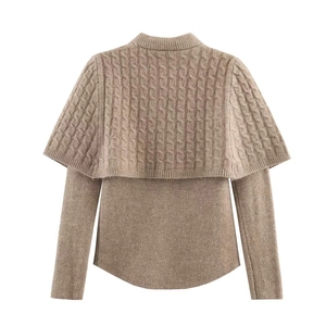 Dettaglio della trama a trecce su un completo in maglia di lana color cammello da donna
