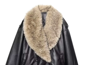 Détail de la veste en cuir noir avec un col en fausse fourrure et texture grainée