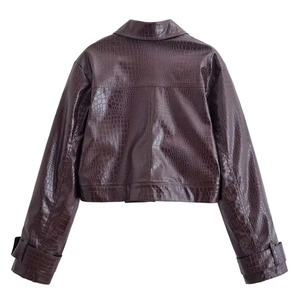 Veste courte vintage en similicuir marron foncé à motif crocodile avec coutures dos