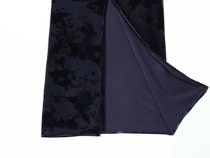 Détail de la fente haute sur robe midi en velours col V avec texture florale
