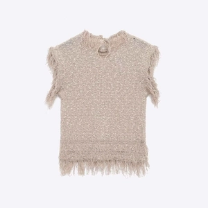 Haut chic en tricot beige à manches courtes avec ourlet à franges et texture maille