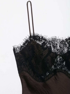 Détail d'une robe nuisette en satin avec bordure en dentelle cil et fines bretelles