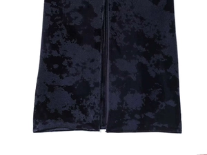 Détail du tissu en velours foncé montrant la texture dévorée et la finition soignée