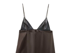 Détail de la robe en satin marron avec patchwork en similicuir noir et fines bretelles