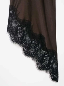 Vue détaillée du satin marron foncé avec bordure en dentelle de cils noire raffinée