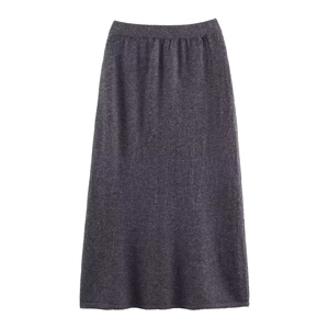 Dettaglio della gonna midi in maglia grigio scuro con elastico in vita e trama morbida