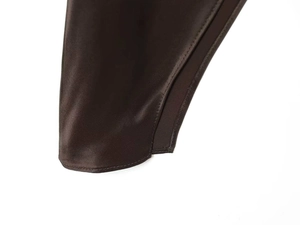 Détail du haut en satin marron foncé avec coutures précises et texture soyeuse du tissu