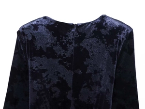 Vue détaillée d'une robe midi en velours bleu foncé avec fermeture éclair invisible