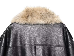 Vue détaillée du dos d'une veste en similicuir noir avec un col amovible en fourrure brune