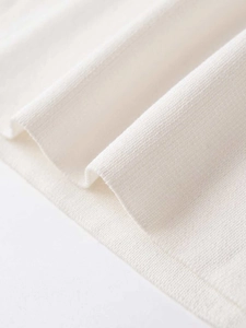 Gros plan sur la texture en maille blanche douce montrant les détails du tissage