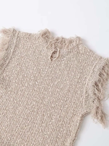 Vue détaillée du gilet en maille beige avec texture tweed et finitions à franges