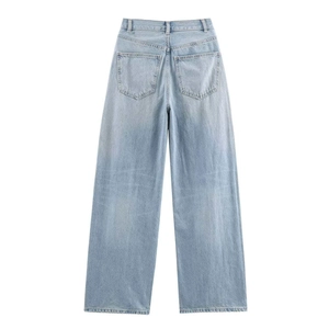 Vue arrière du jean large bleu clair vintage avec poches classiques et fini délavé