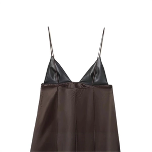 Haut asymétrique en satin chic avec patchwork en similicuir noir et bretelles