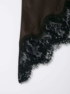 Détail de robe en satin marron foncé avec bordure en dentelle de cils noire florale