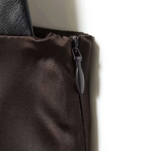 Haut asymétrique pour femme en tissu sergé marron foncé avec fermeture éclair invisible