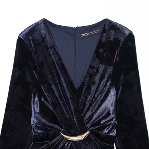 Robe midi élégante en velours bleu marine avec col en V et boucle de taille dorée