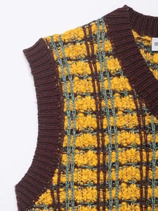 Detail der Vintage Strickweste mit V-Ausschnitt, Retro-Karomuster und Rippstrick