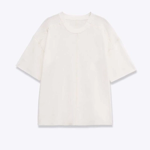 T-shirt en maille blanche à col rond avec détails de coutures verticales minimalistes