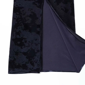 Robe midi élégante en velours avec col en V, texture florale et fente haute sur le côté