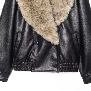 Veste motard femme en similicuir avec grand col amovible en fausse fourrure et ourlet élastique