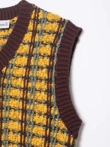 Detail der vintage gestrickten Weste mit V-Ausschnitt in Gelb und tiefrotem Muster