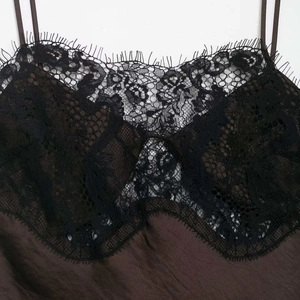 Robe nuisette asymétrique marron foncé avec dentelle de cils noire et fines bretelles