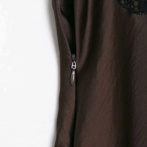 Robe en satin marron avec fermeture éclair invisible et détails en dentelle noire