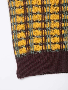 Detailaufnahme der Vintage-Struktur der karierten Strickweste mit V-Ausschnitt
