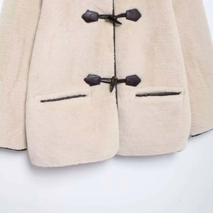 Abrigo de piel sintética beige para mujer con cierres de alamar y detalles de cuero
