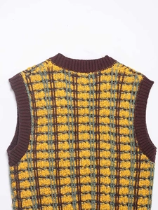 Detailaufnahme der gelb-braun karierten Strickweste mit strukturierter Textur