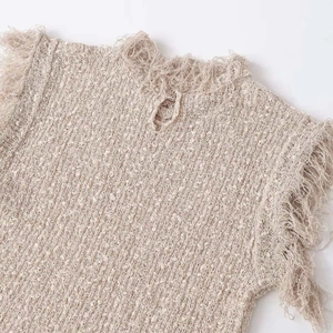 Haut bohème sans manches en maille beige avec bordures à franges et dos ouvert