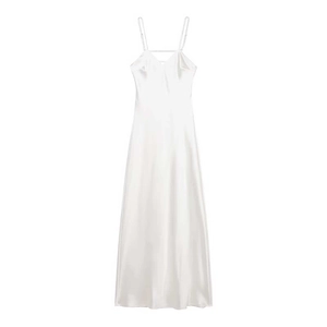 Détail de la robe midi en satin blanc avec fines bretelles et dos croisé élégant