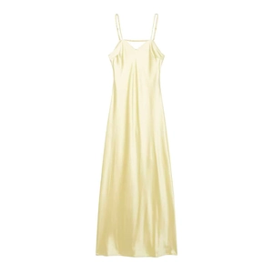 Robe midi nuisette élégante en satin champagne avec de fines bretelles et un fini soyeux