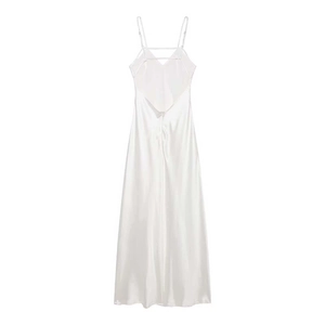 Détail de la robe nuisette en satin blanc avec fines bretelles croisées dans le dos