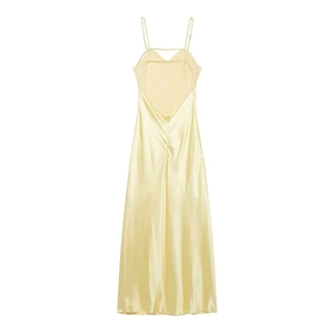 Détail de la robe midi en satin jaune avec dos nu sexy et fines bretelles délicates