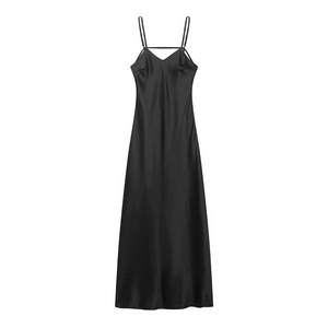 Détail du col en V et de la texture satinée lisse de cette robe midi noire à bretelles
