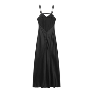 Détail du dos nu élégant et des fines bretelles de cette robe midi en satin noir