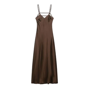 Détail d'une robe midi en satin marron foncé avec fines bretelles et plis sur la poitrine