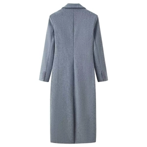 Eleganter langer Wollmantel für Damen in Graublau mit Rückennaht und Knopfdetails am Ärmel