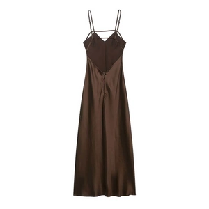 Détail du dos de la robe midi en satin marron foncé avec fines bretelles croisées