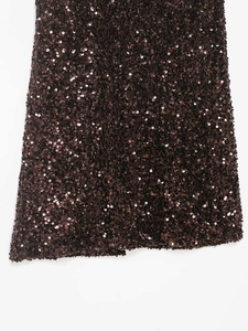 Vue macro détaillée des paillettes marron foncé sur le tissu d'une jupe sirène