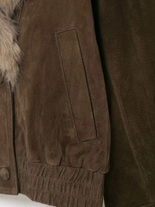 Détail d'une veste en suédine marron avec col amovible en fausse fourrure et poches chic