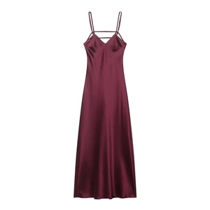 Robe midi en satin bordeaux élégante avec fines bretelles et détails au décolleté
