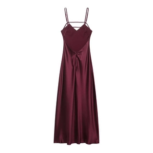 Détail du dos de la robe midi en satin bordeaux avec bretelles croisées et col en V profond