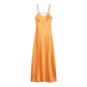 Robe mi-longue en satin orange avec décolleté en V et fines bretelles croisées