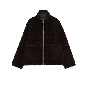 Veste à la mode en polaire noire avec col montant et fermeture éclair argentée