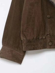 Gros plan détaillé d'une veste en daim marron avec col en fourrure et boutons ronds assortis