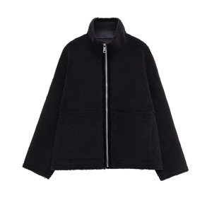 Veste en peluche noire à col montant avec fermeture éclair argentée en vue à plat